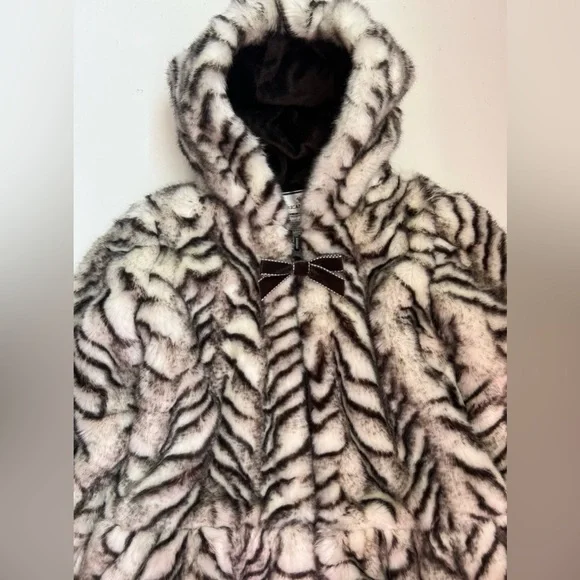 New! Gorgeous American Widgeon Girls' Zip Front Hooded Faux Fur Coat. Size 4